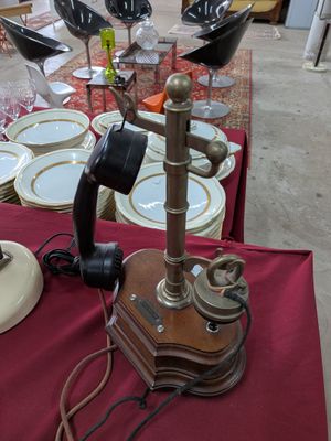 une table recouverte d'une nappe rouge, sur laquelle se trouve un téléphone