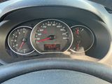un gros plan du tableau de bord d'une voiture, avec un compteur de vitesse et des jauges