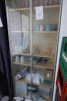 une vitrine qui contient de nombreux objets