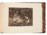 un livre ouvert sur lequel figure le dessin d'un homme et d'une femme assis autour d'un feu de camp