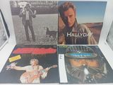 trois albums vinyle d'un homme avec une guitare et un casque