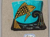 dessin représentant un poisson rouge sur fond bleu, réalisé sur une feuille de papier