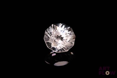 gros plan d'un diamant sur une surface noire