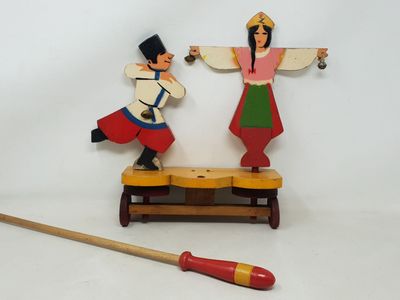C.I.J., Briare, v.1930, jouet à pousser à décor de 2 danseur…