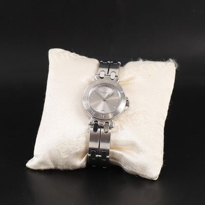 une montre posée sur un oreiller, sur une table
