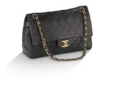 un sac à bandoulière Chanel en cuir d'agneau matelassé noir