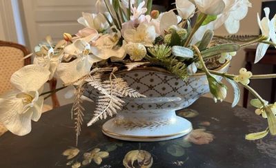 un vase de fleurs posé sur une table dans une pièce