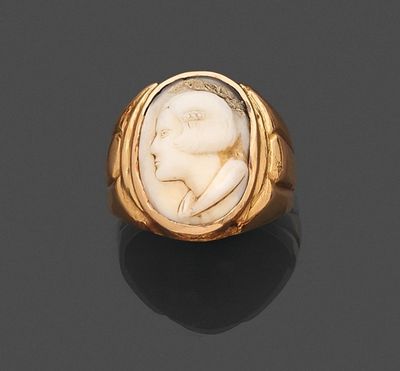 une bague en or ornée d'un motif représentant un bébé au centre