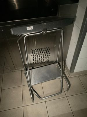 une chaise en métal posée devant un poêle