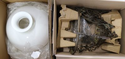 un vase blanc dans une boîte contenant d'autres objets