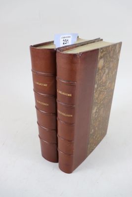 deux livres posés l'un à côté de l'autre sur une table