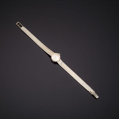 gros plan d'une montre-bracelet sur une surface noire