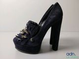 chaussures à semelles compensées bleu marine en daim, ornées d'une chaîne métallique au talon