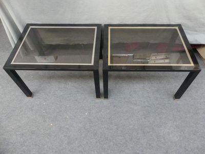 paire de tables basses en verre noir avec des finitions dorées