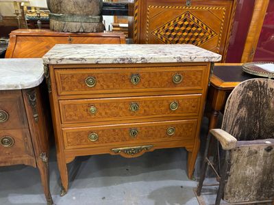 une commode en marbre dans une pièce