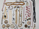 un assortiment de colliers et de bracelets variés présentés sur un fond blanc