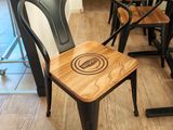 une table en bois avec des chaises noires et une table en bois