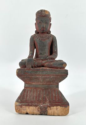 une image représentant une statue d'une personne assise sur un socle