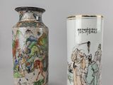 deux vases posés côte à côte sur une table