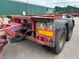 un camion rouge avec une remorque attelée à l'arrière