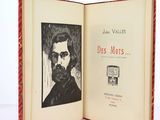 un livre ouvert sur lequel figure l'image d'un homme barbu