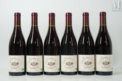 six bouteilles de vin sont alignées sur une table
