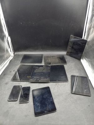 de nombreux téléphones portables qui traînent par terre