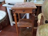 une chaise et une table dans une pièce où il y a beaucoup de meubles