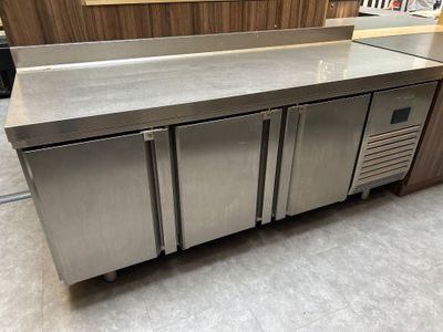 une photo d'un plan de travail en acier inoxydable dans un magasin