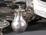 un plateau en argent avec une théière en argent, un plateau en argent avec une théière en argent, un plateau en argent avec une théière en argent et un plateau en argent