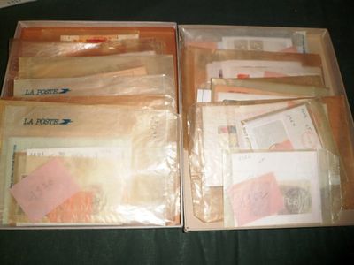 une boîte remplie de courrier posée sur une table