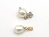 paire de boucles d'oreilles en perles et diamants sur fond blanc