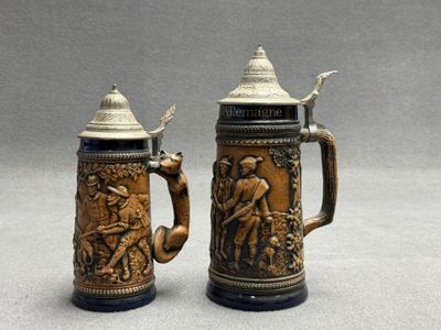 Deux chopes en grès émaillé. H.