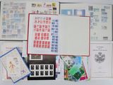 de nombreux types de timbres sur la table