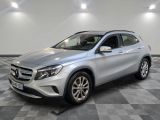 un SUV Mercedes GLA argenté garé dans un garage
