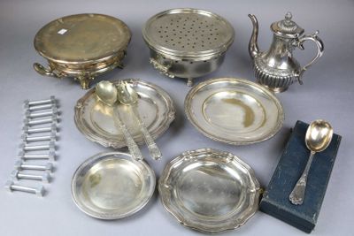 beaucoup d'objets en argent qui se trouvent sur la table