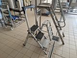 un tabouret métallique au milieu d'un sol carrelé