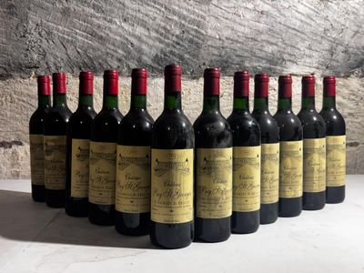 plusieurs bouteilles de vin sont alignées sur une table
