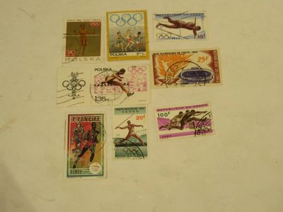 un grand nombre de timbres qui sont sur la table