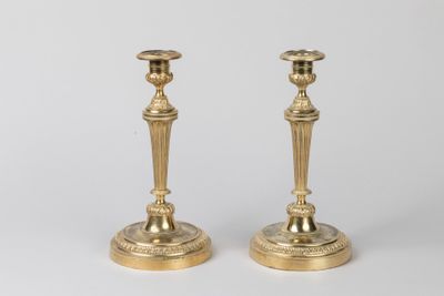 paire de chandeliers anciens en laiton sur fond blanc
