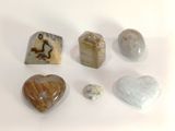 plusieurs types différents de roches et de pierres sur une surface blanche