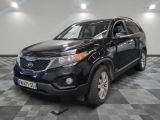 une photo d'un SUV noir garé dans un garage