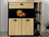 une armoire en bois sur laquelle est posé un panier de fruits