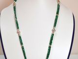 collier de perles vertes et rouges sur un mannequin blanc