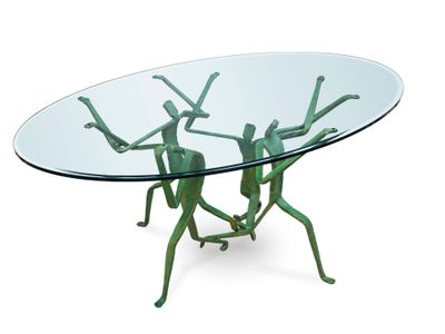 une photo d'une table en verre sur laquelle se trouve un groupe de personnes