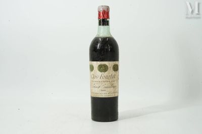 une bouteille de vin posée sur une table