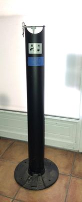 un poteau noir sur lequel est accrochée une affiche bleue, dans une pièce