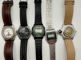 plusieurs types de montres sont alignés sur une surface blanche