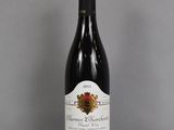 une bouteille de vin posée sur une table en verre
