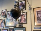 une lampe accrochée au mur dans une pièce